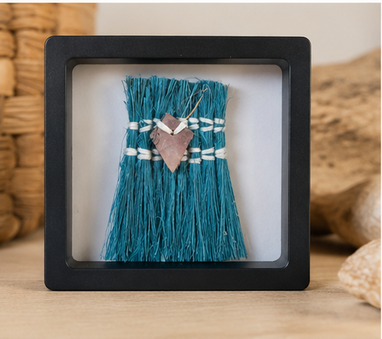 Parahuhu Framed Ornamental Kakahu
